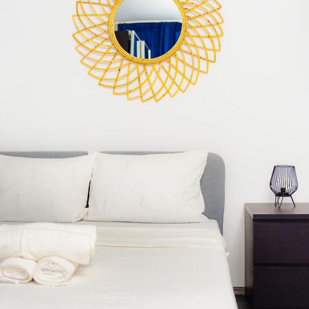 Central Modern Apartment - Victory Square Near Government Building Bukares Bagian luar foto
