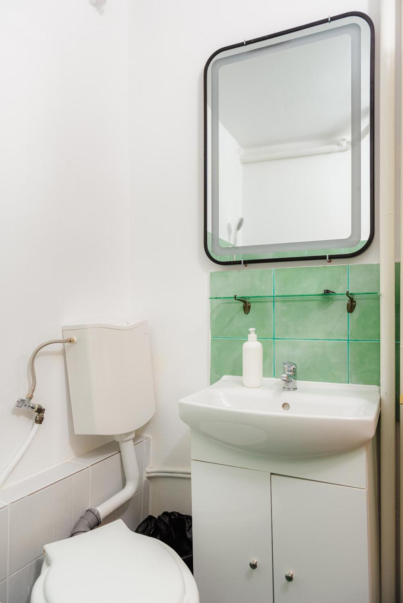 Central Modern Apartment - Victory Square Near Government Building Bukares Bagian luar foto