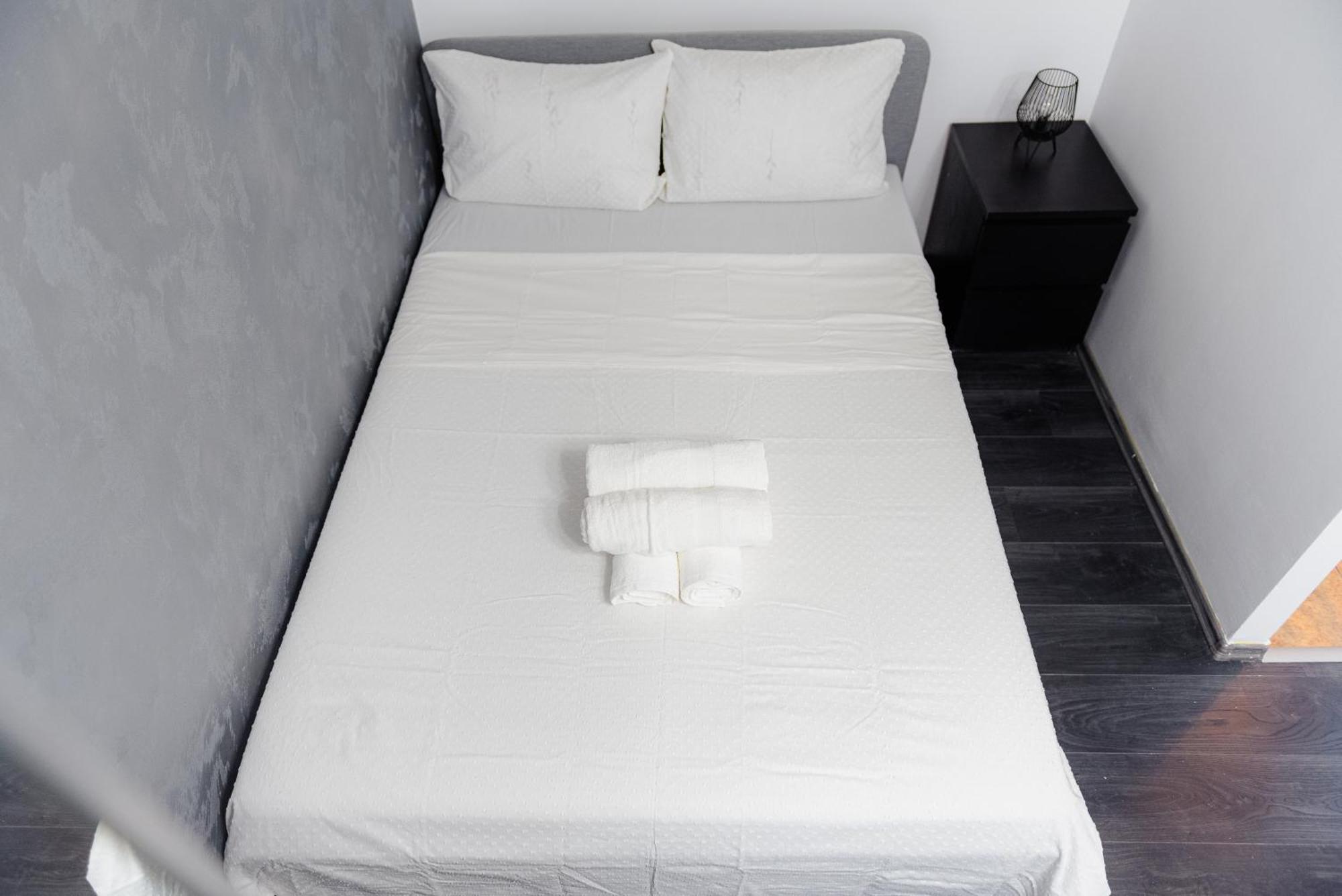 Central Modern Apartment - Victory Square Near Government Building Bukares Bagian luar foto